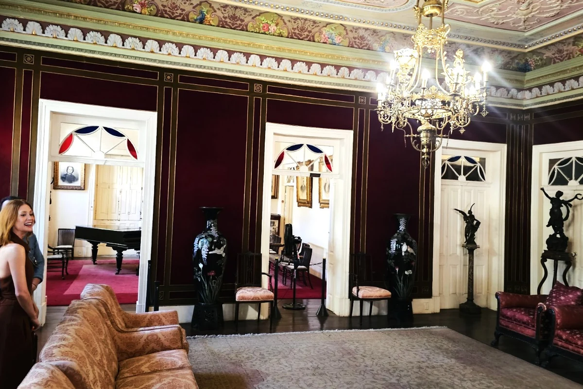 Marina Ruy Barbosa revisita história da família em museu no Rio
