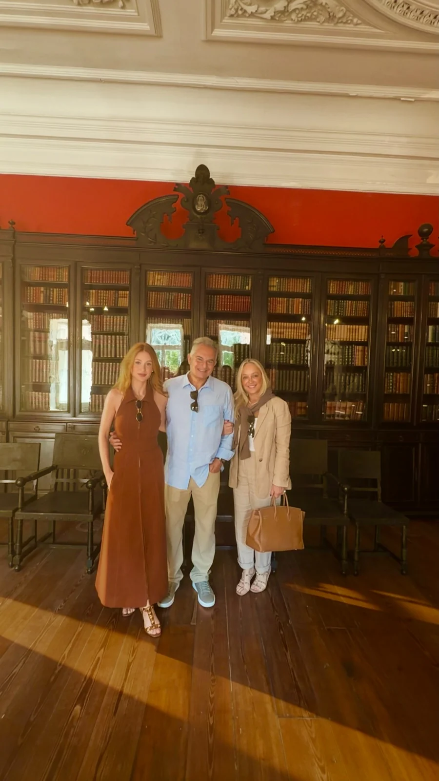 Marina Ruy Barbosa revisita história da família em museu no Rio