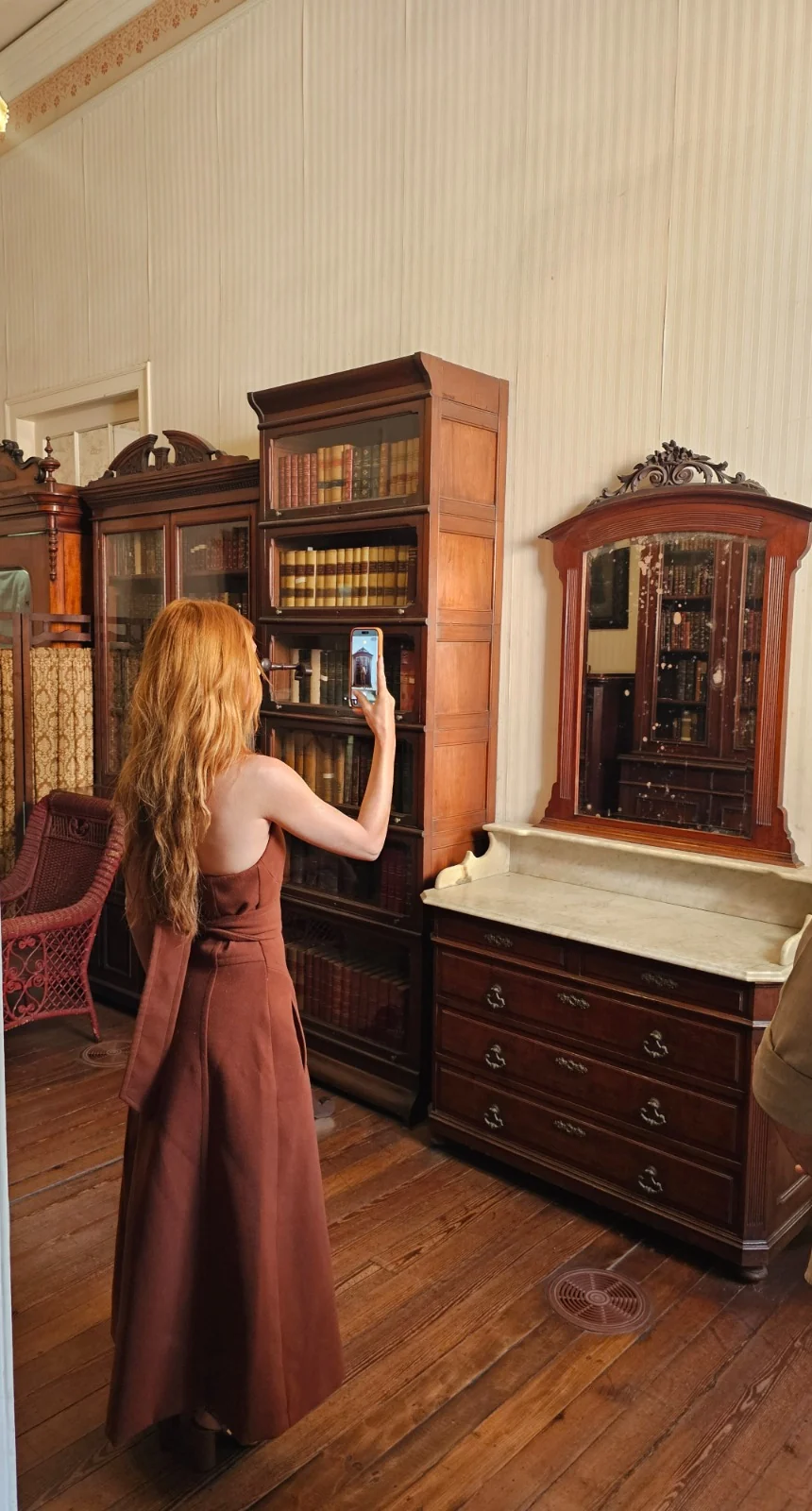 Marina Ruy Barbosa revisita história da família em museu no Rio