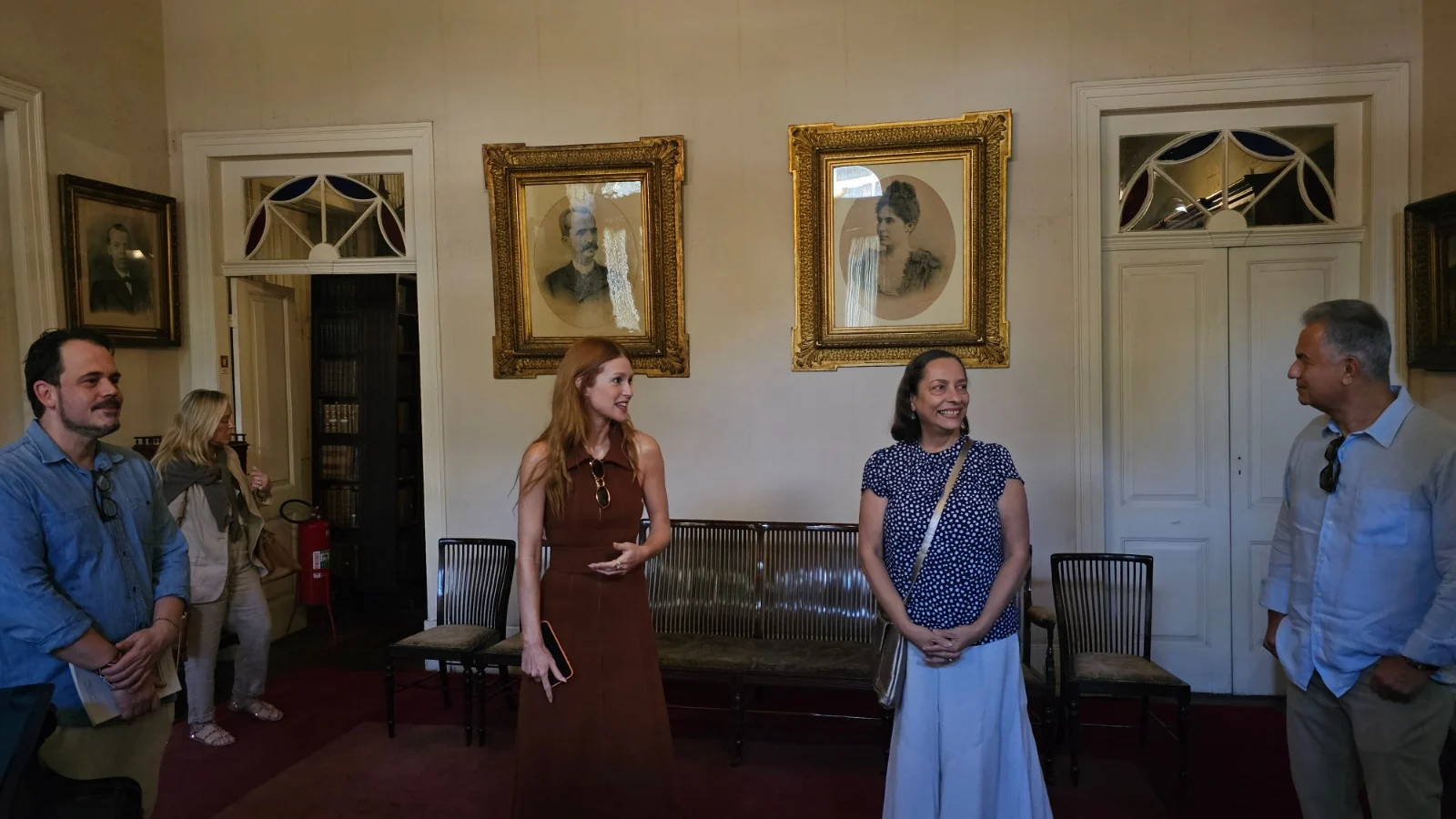 Marina Ruy Barbosa revisita história da família em museu no Rio