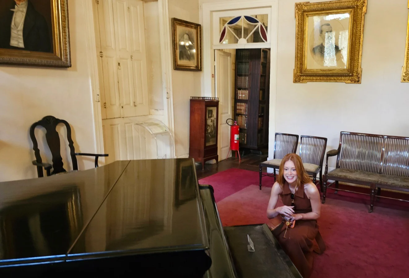 Marina Ruy Barbosa revisita história da família em museu no Rio