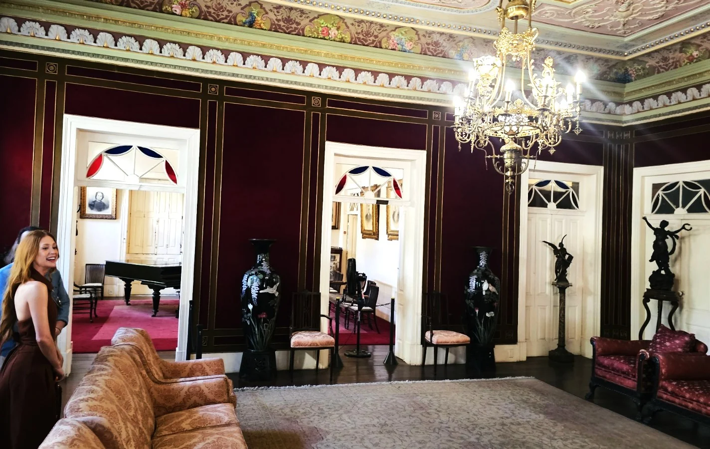 Marina Ruy Barbosa revisita história da família em museu no Rio