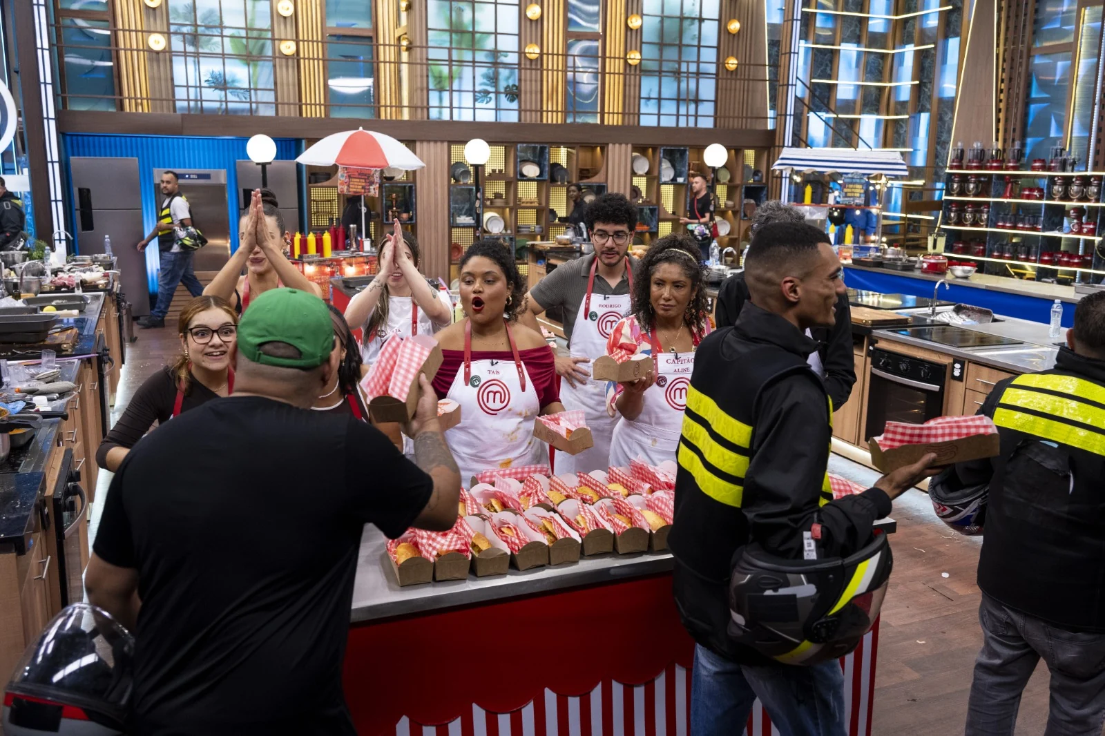 MasterChef Brasil põe competidores para servir 50 motoboys