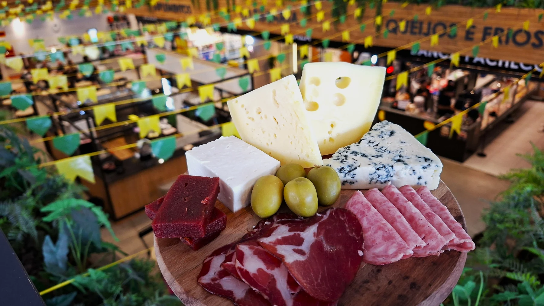 Mercadão de Queijos estreia em Florianópolis com sabores artesanais