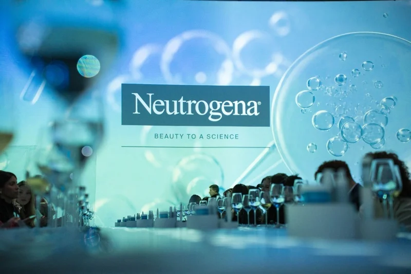 Neutrogena celebra 30 anos com experiência sensorial inédita no Brasil