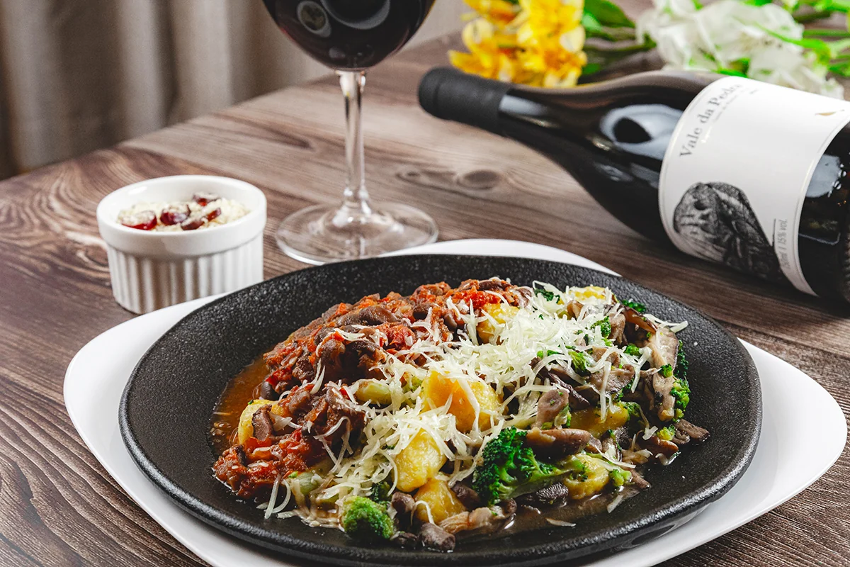 O bistrô que reúne vinhos raros da Mantiqueira em uma única carta