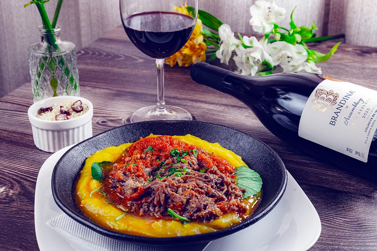O bistrô que reúne vinhos raros da Mantiqueira em uma única carta