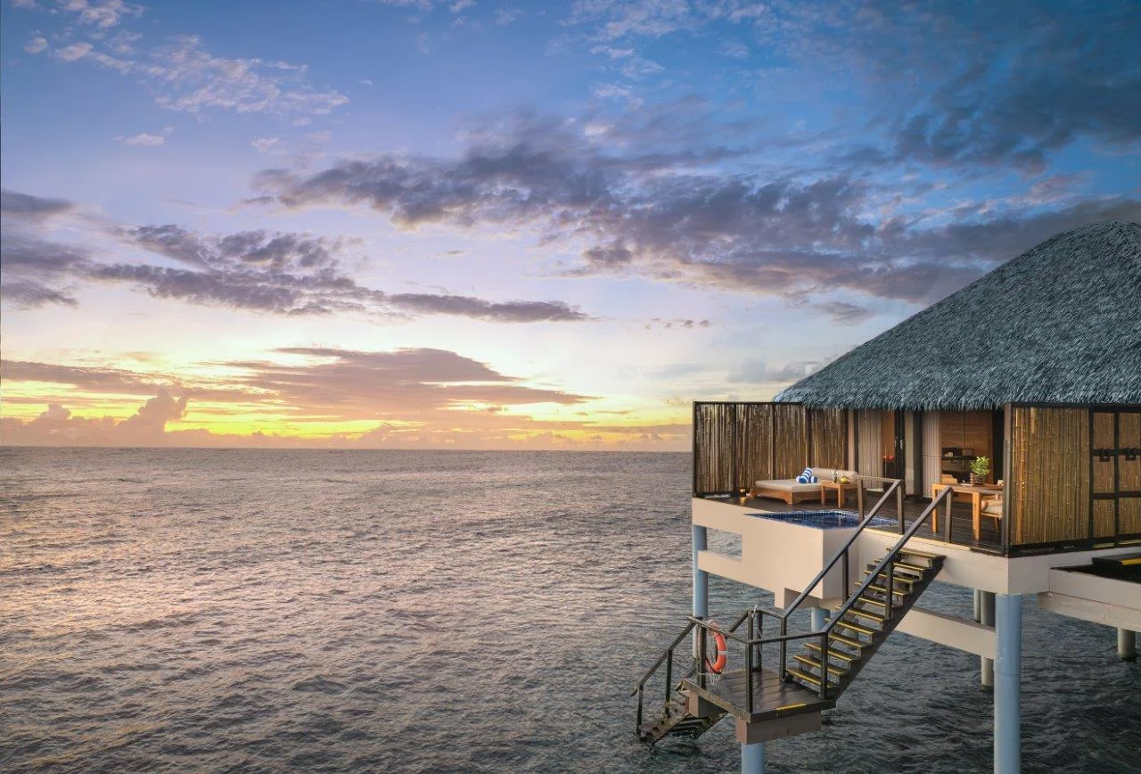 O resort nas Maldivas feito para quem quer sumir do mundo a dois