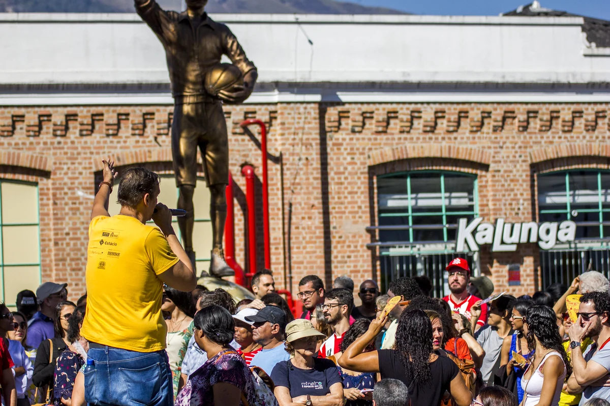 passeio em bangu revela como o suburbio moldou o futebol brasileiro featured