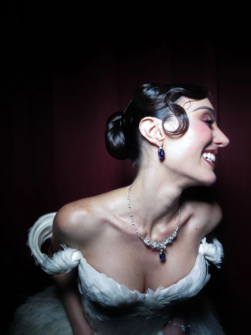 Pré-wedding de Elisa Zarzur em Paris aposta em luxo e teatro