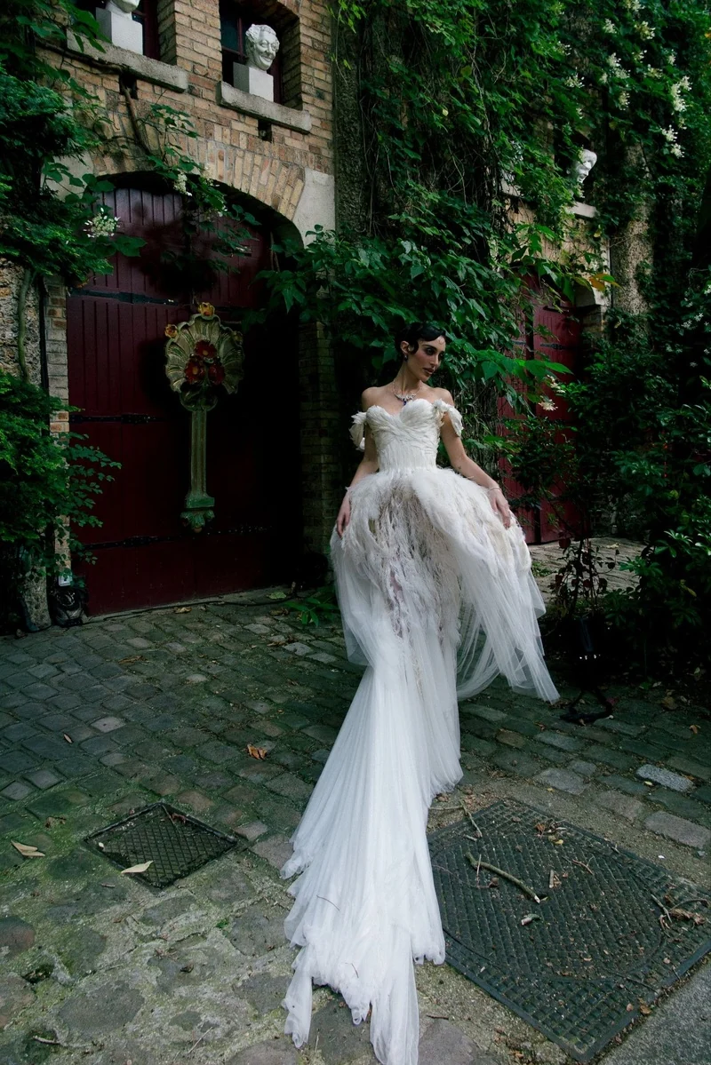 Pré-wedding de Elisa Zarzur em Paris aposta em luxo e teatro
