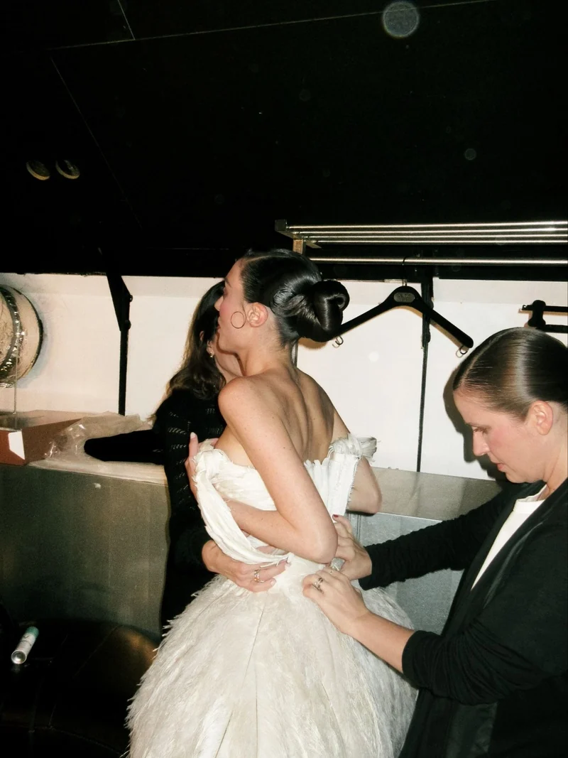 Pré-wedding de Elisa Zarzur em Paris aposta em luxo e teatro
