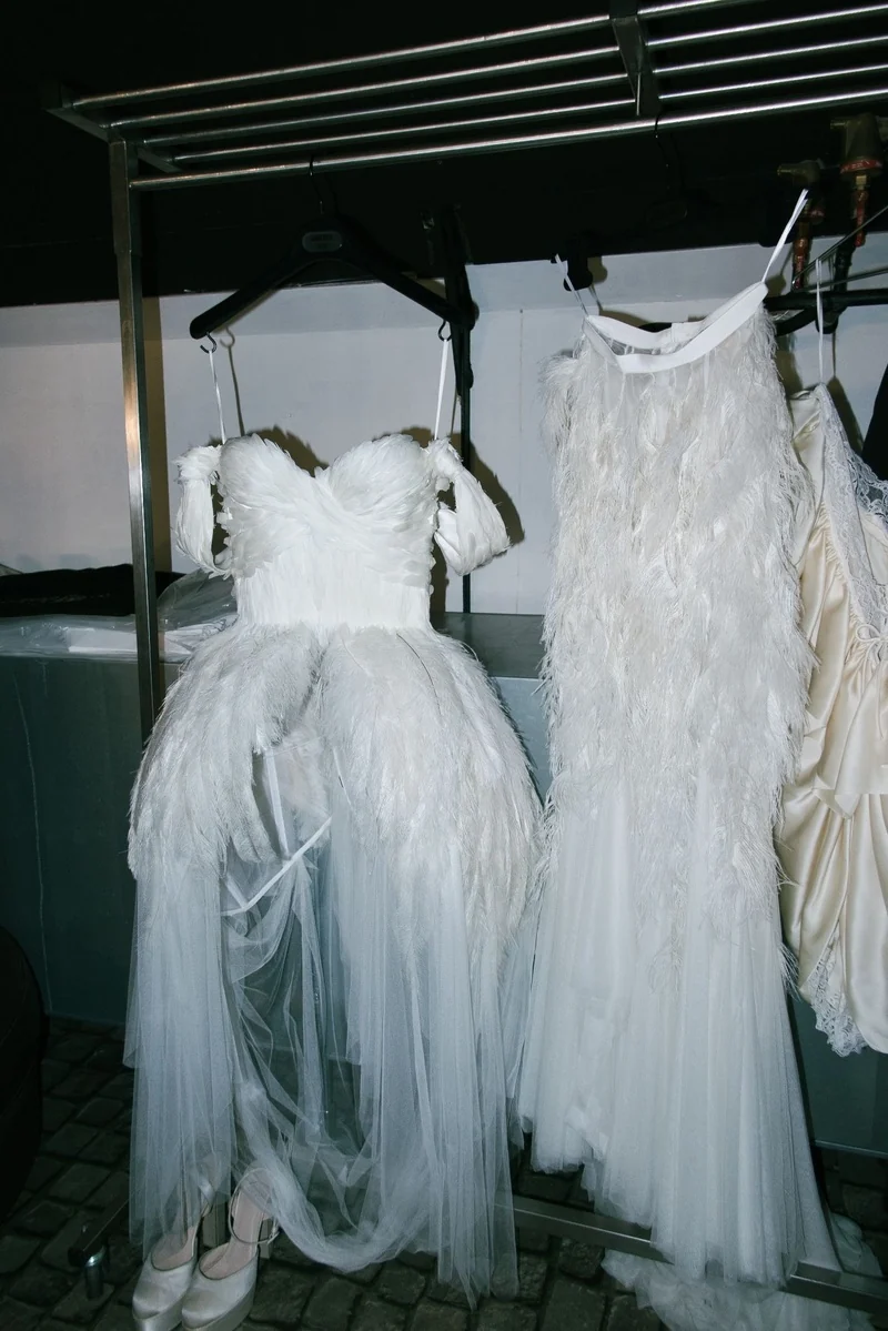 Pré-wedding de Elisa Zarzur em Paris aposta em luxo e teatro