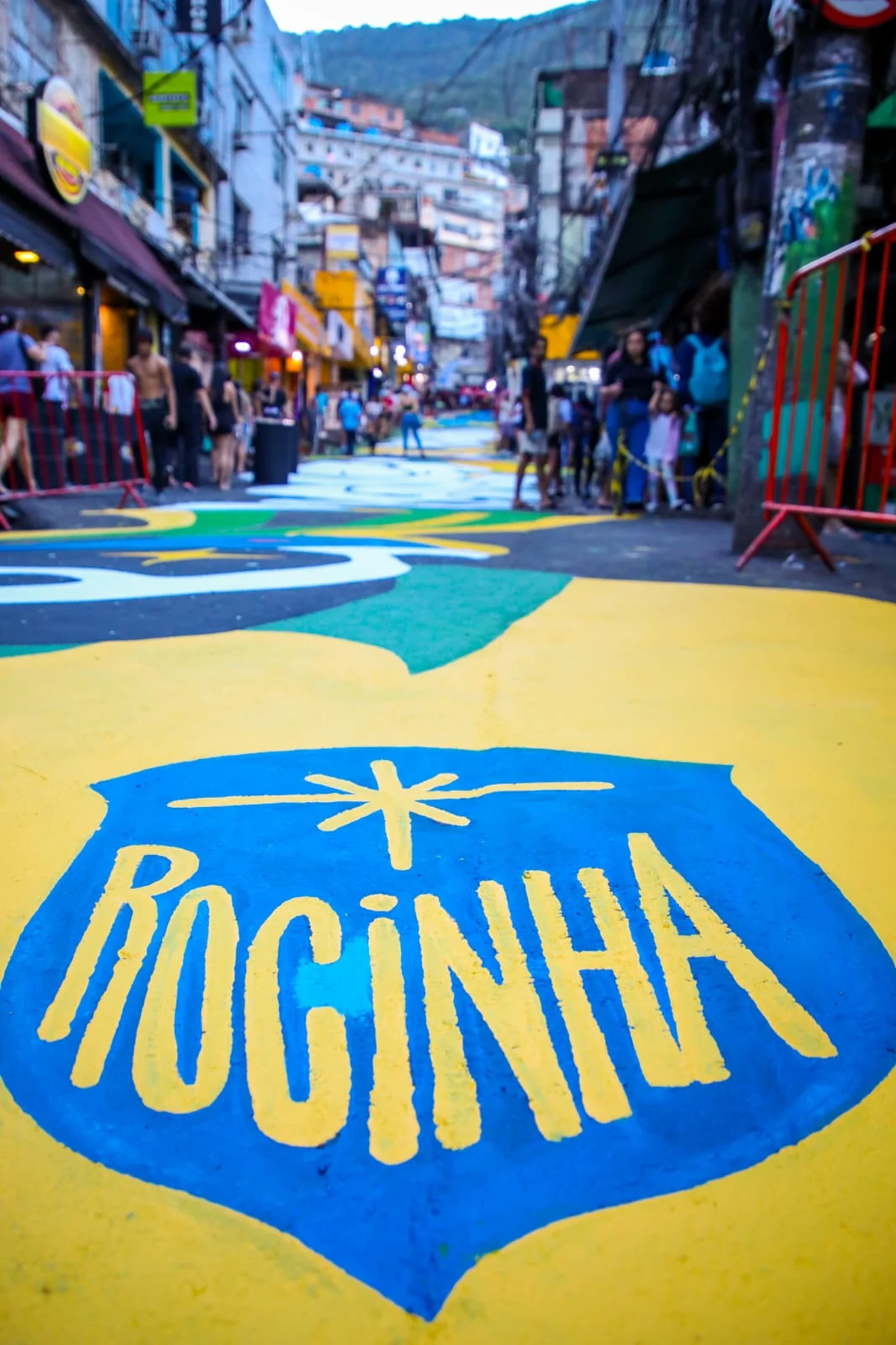 Rocinha instala pantalla gigante para debut de Brasil