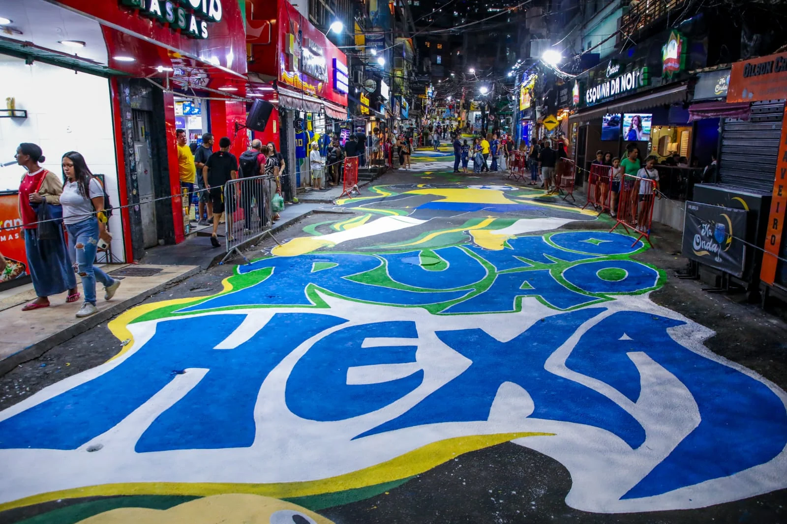 Rocinha instala pantalla gigante para debut de Brasil
