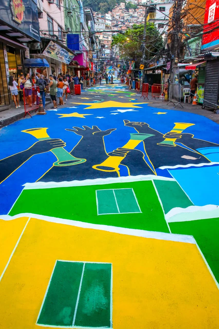Rocinha instala pantalla gigante para debut de Brasil