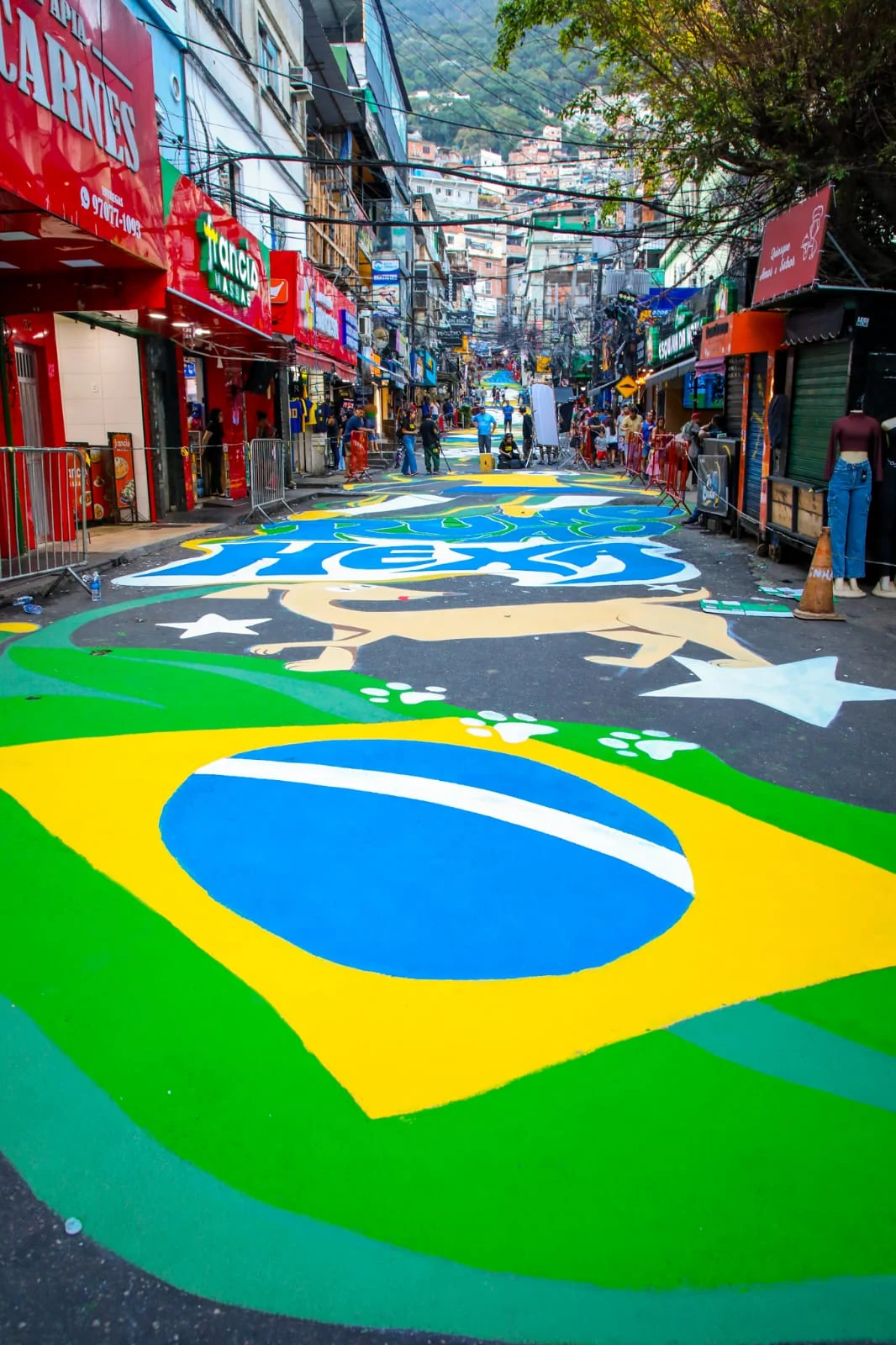 Rocinha instala pantalla gigante para debut de Brasil