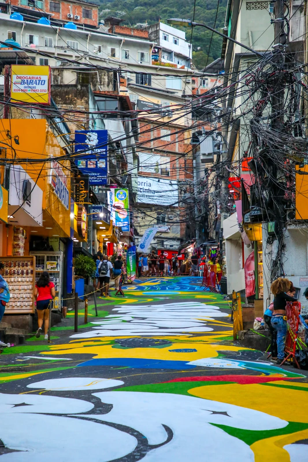 Rocinha instala pantalla gigante para debut de Brasil