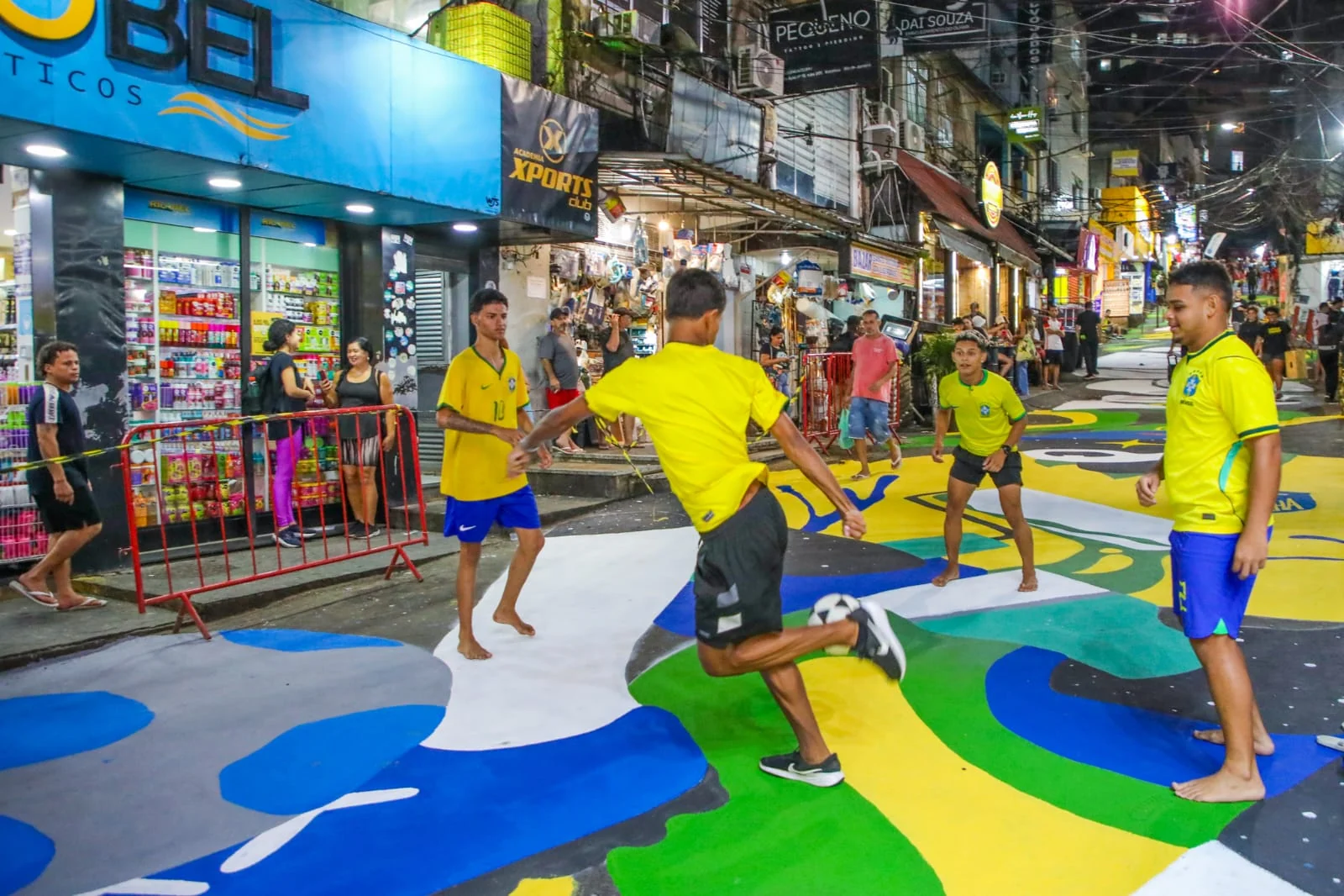 Rocinha instala pantalla gigante para debut de Brasil