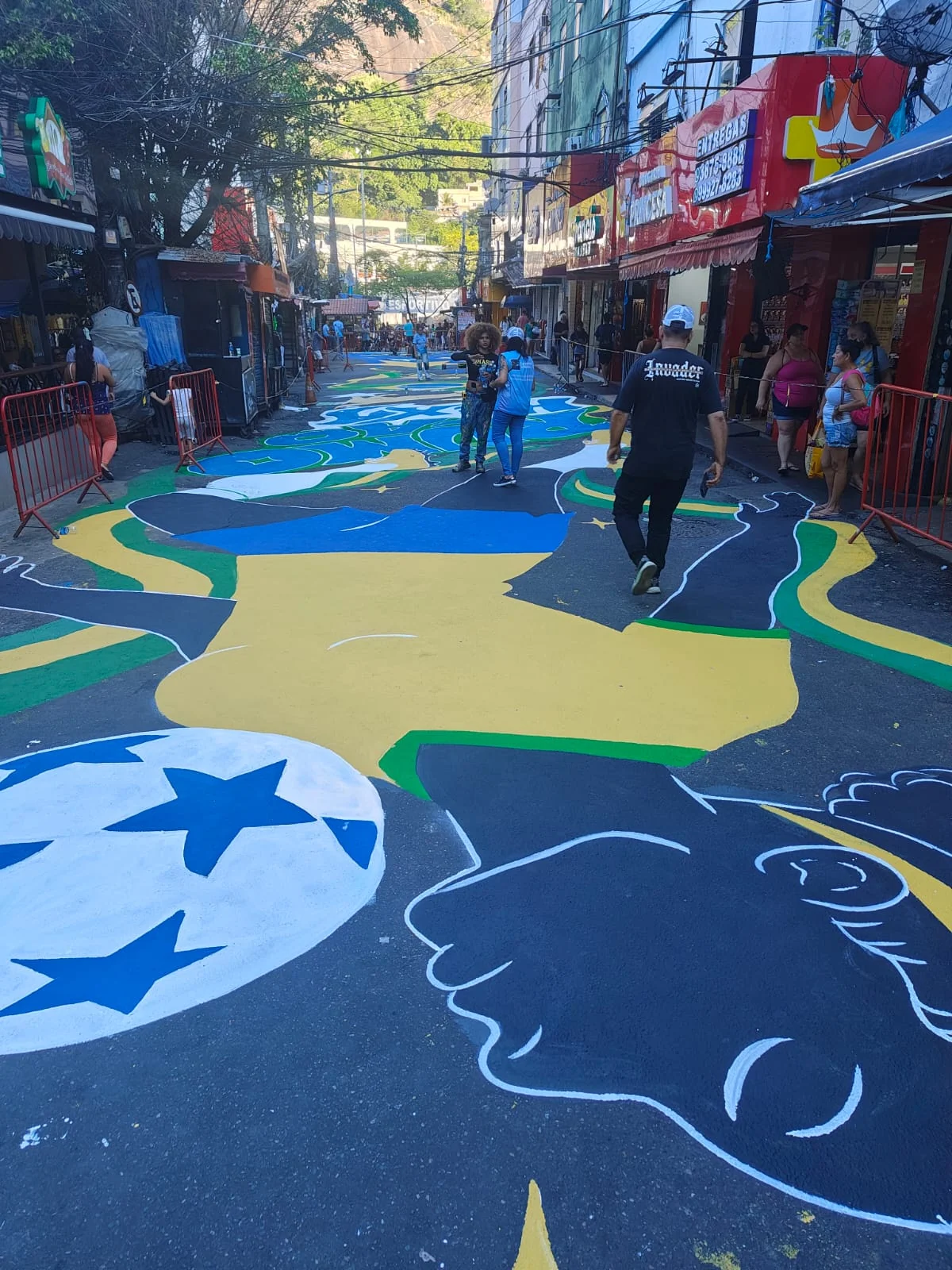 Rocinha instala pantalla gigante para debut de Brasil