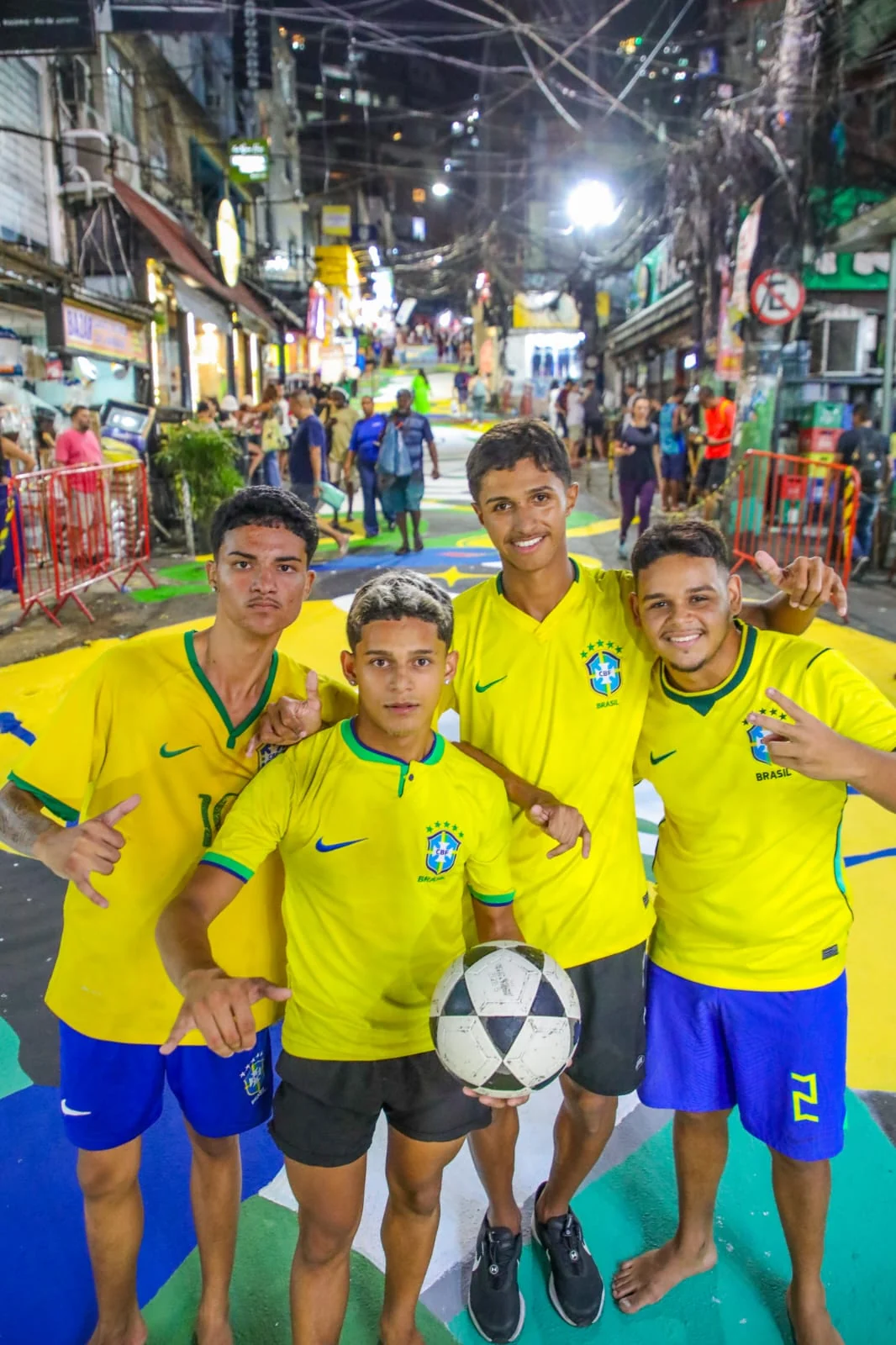 Rocinha instala pantalla gigante para debut de Brasil