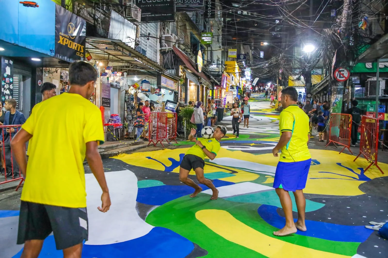 Rocinha instala pantalla gigante para debut de Brasil