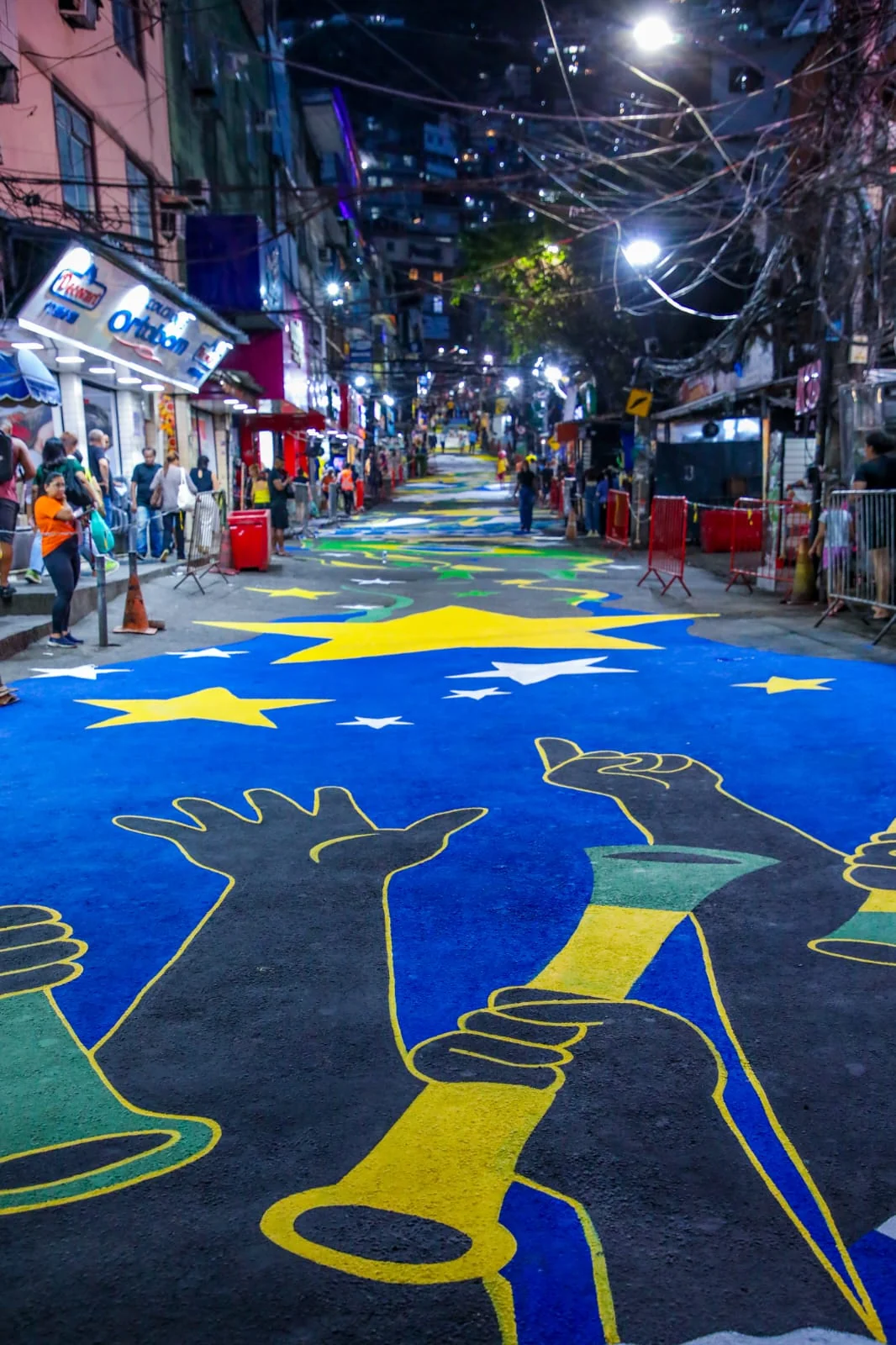 Rocinha instala pantalla gigante para debut de Brasil