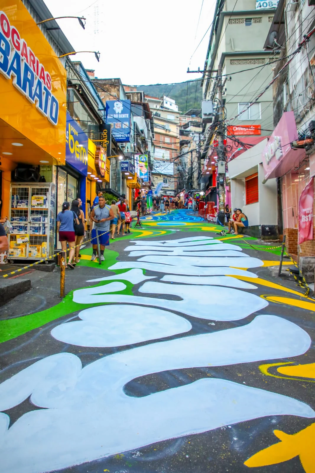 Rocinha instala pantalla gigante para debut de Brasil