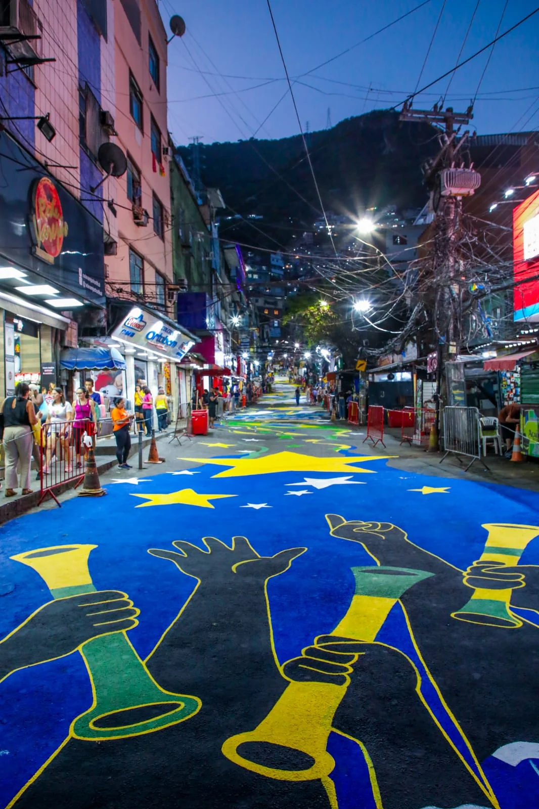 Rocinha instala pantalla gigante para debut de Brasil