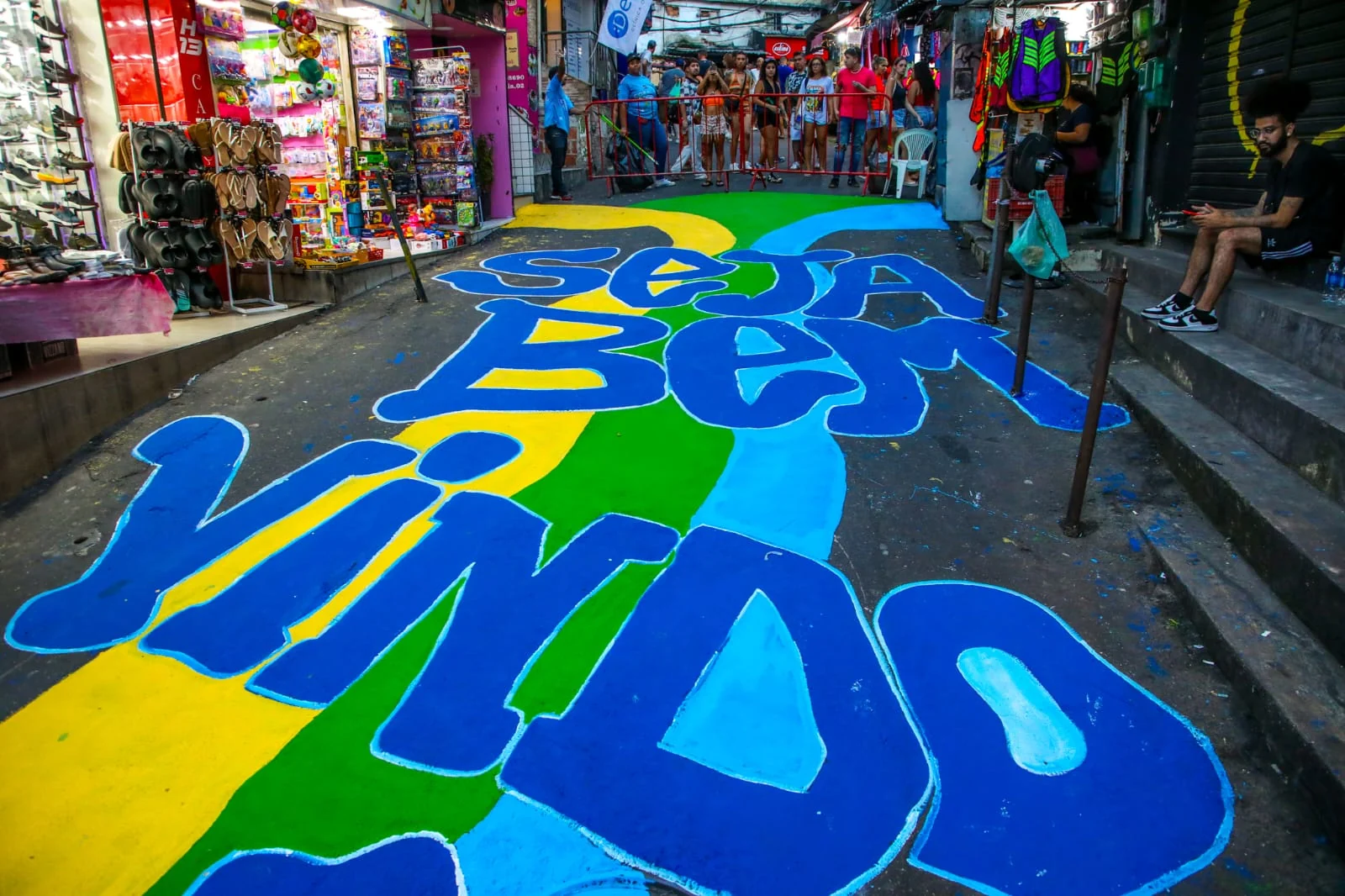 Rocinha instala pantalla gigante para debut de Brasil
