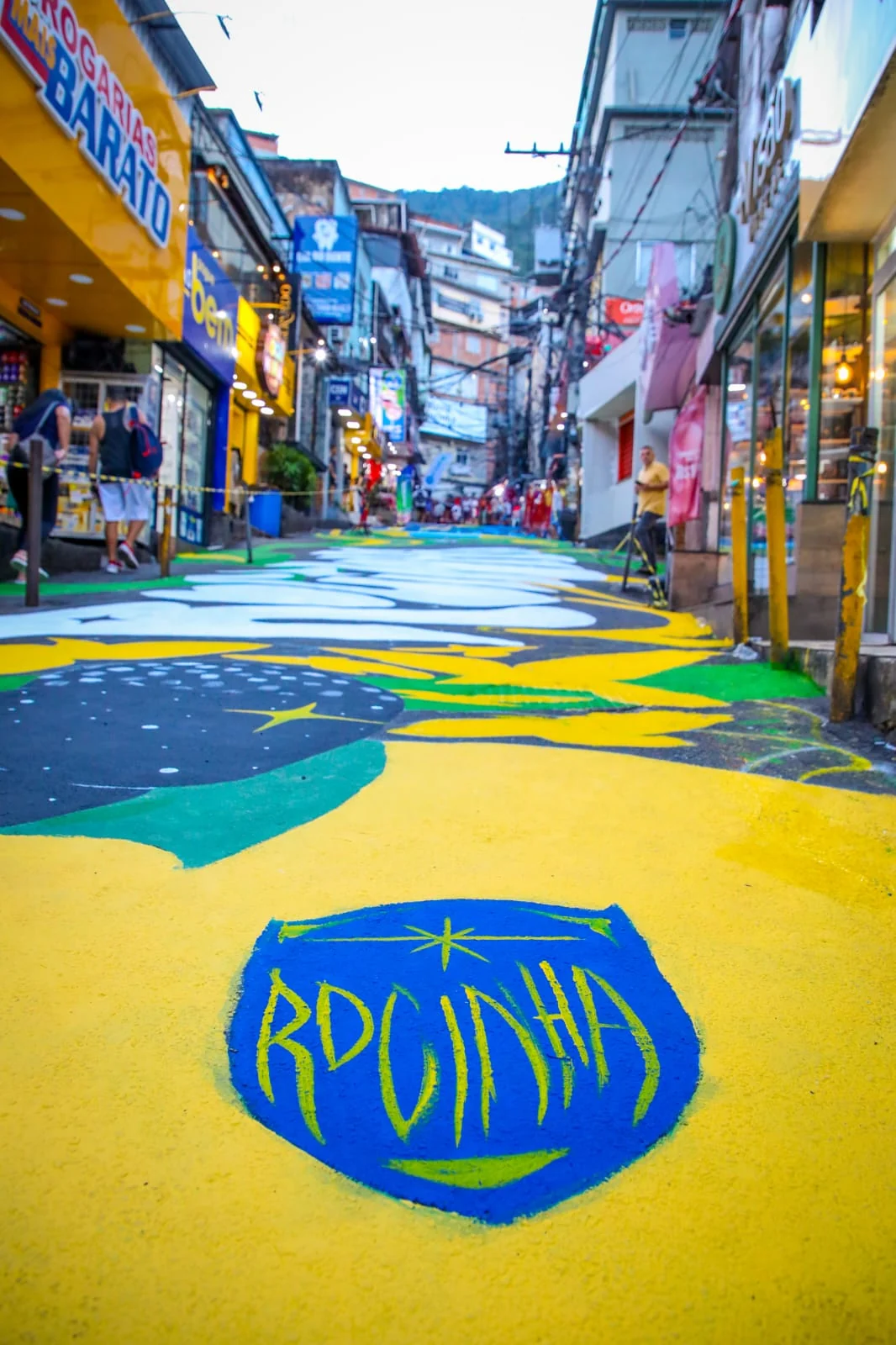 Rocinha instala pantalla gigante para debut de Brasil