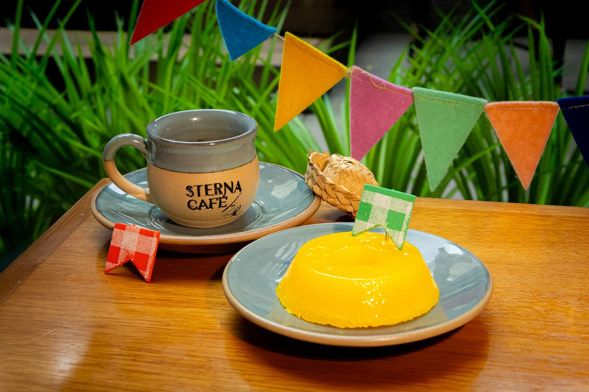 Sterna Café cria combo junino com quindim e aposta em experiência afetiva