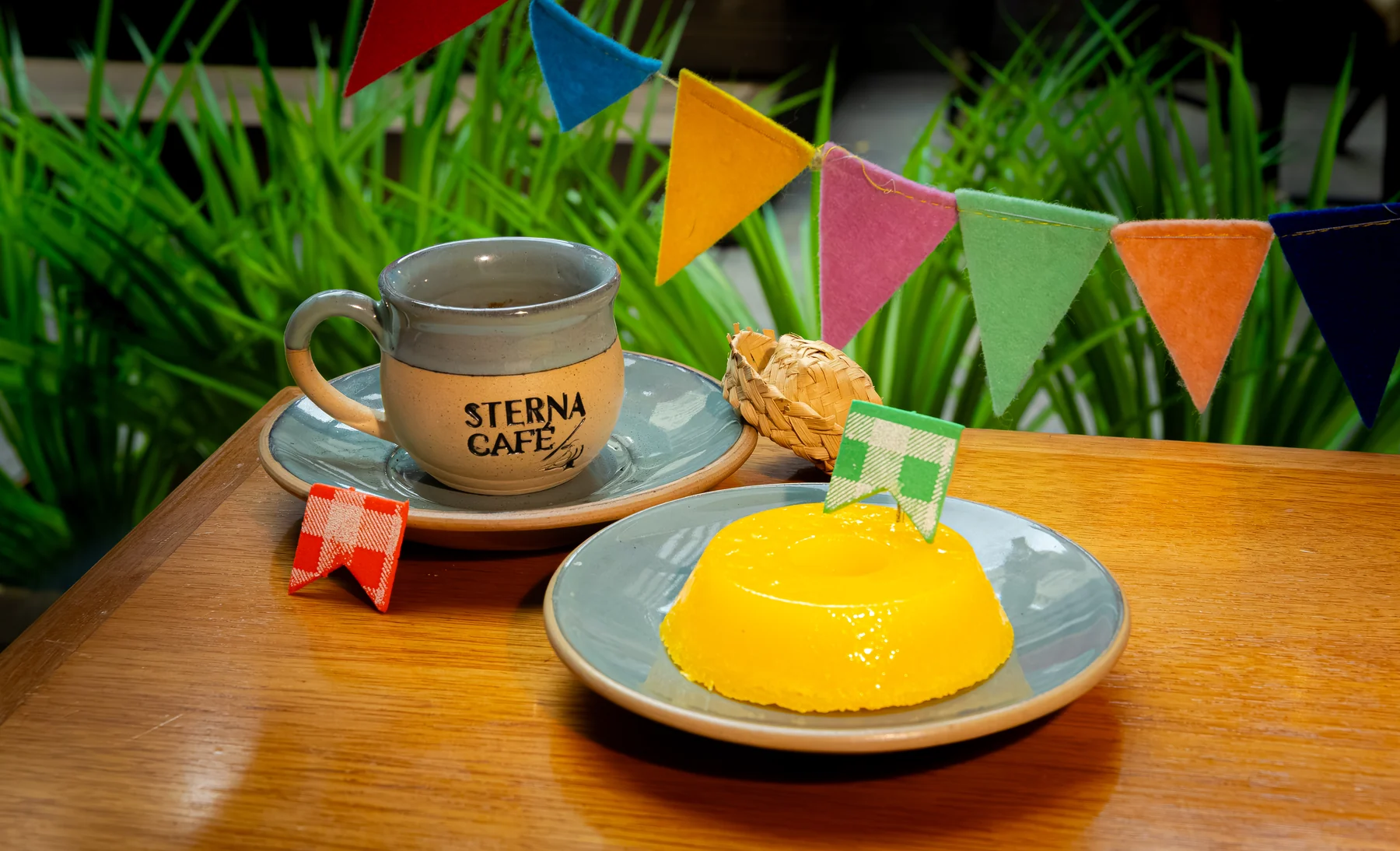 Sterna Café cria combo junino com quindim e aposta em experiência afetiva
