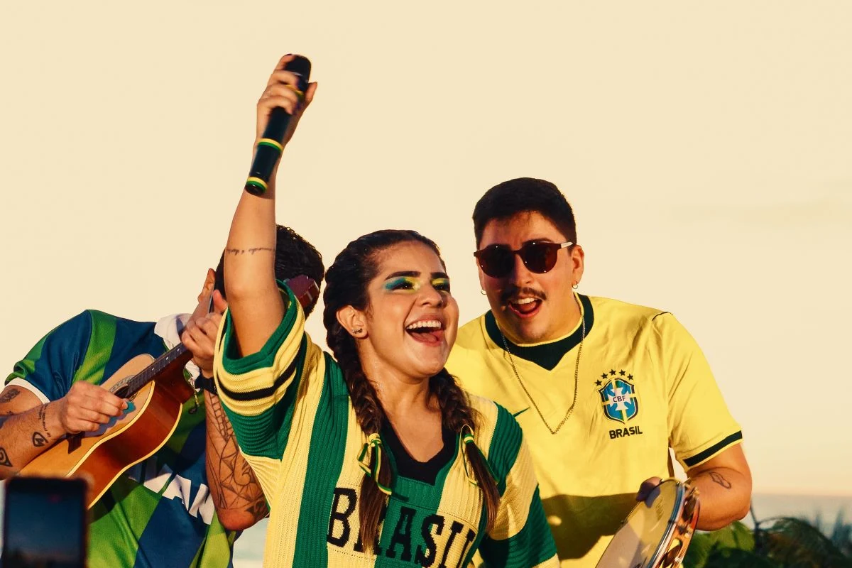 suh costa transforma paixao pelo futebol em hino com torcida encantada featured