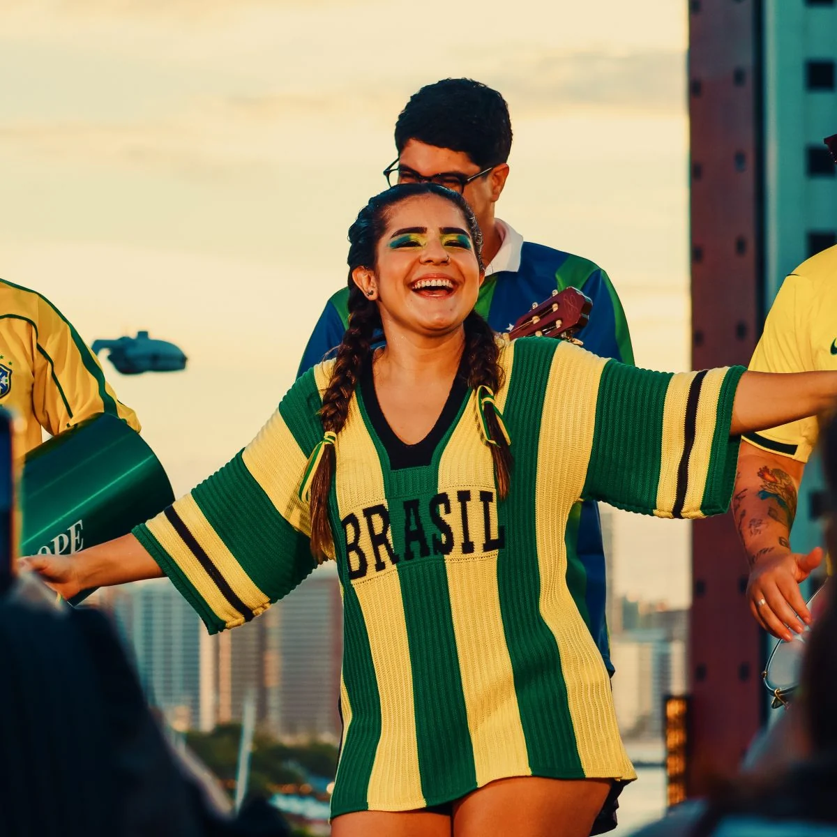 Suh Costa transforma paixão pelo futebol em hino com “Torcida Encantada” 1 Suh Costa transforma paixão pelo futebol em hino com “Torcida Encantada”