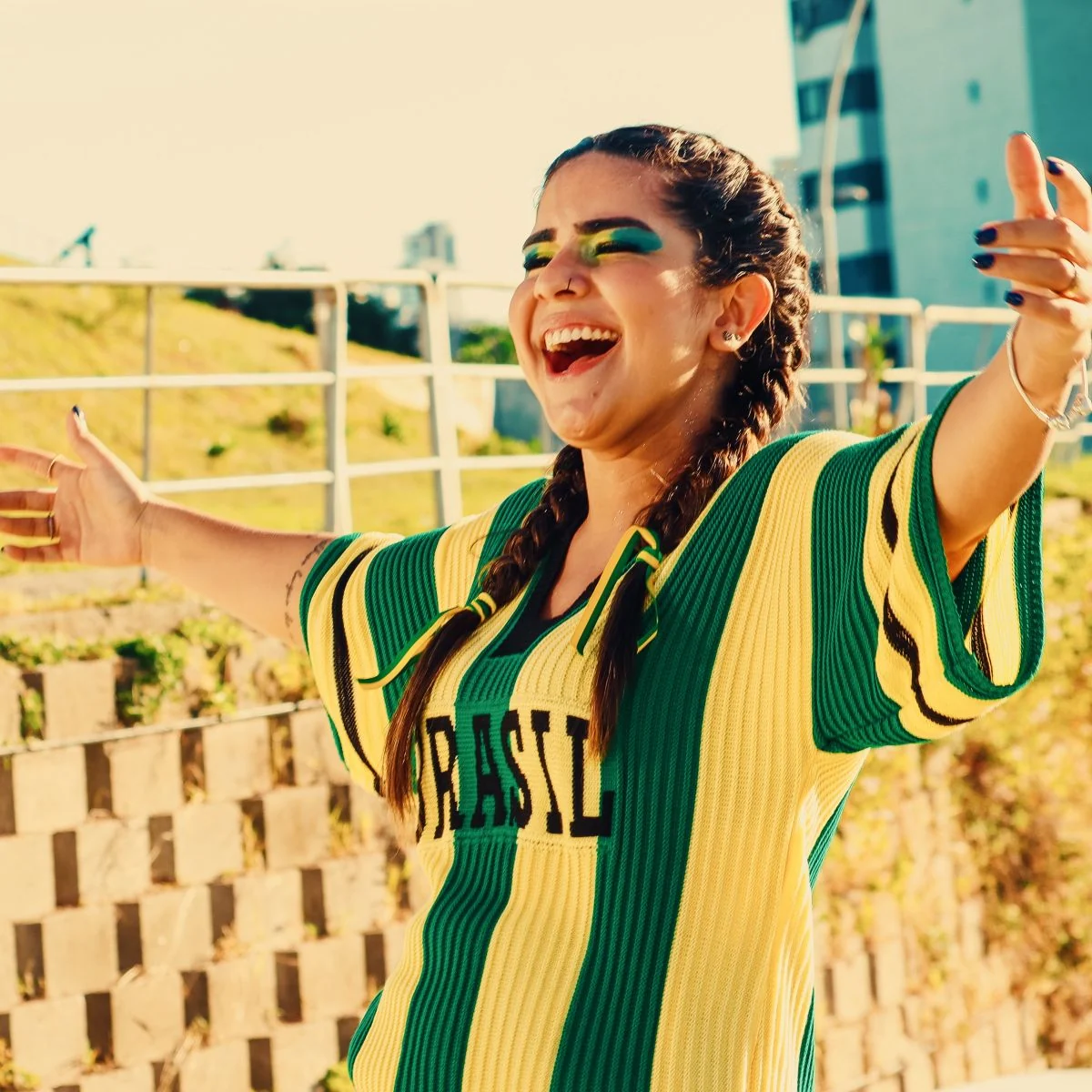 Suh Costa transforma paixão pelo futebol em hino com “Torcida Encantada” 2 Suh Costa transforma paixão pelo futebol em hino com “Torcida Encantada”