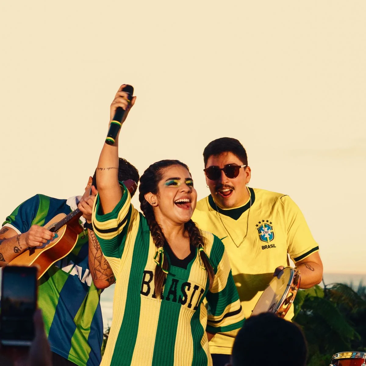 Suh Costa transforma paixão pelo futebol em hino com “Torcida Encantada” 3 Suh Costa transforma paixão pelo futebol em hino com “Torcida Encantada”
