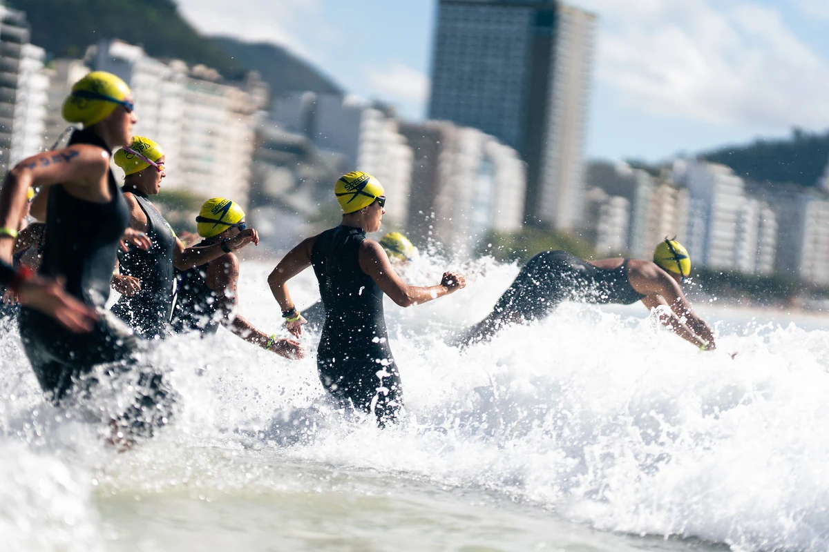 Travessia de Copa transforma Copacabana em desafio extremo no mar
