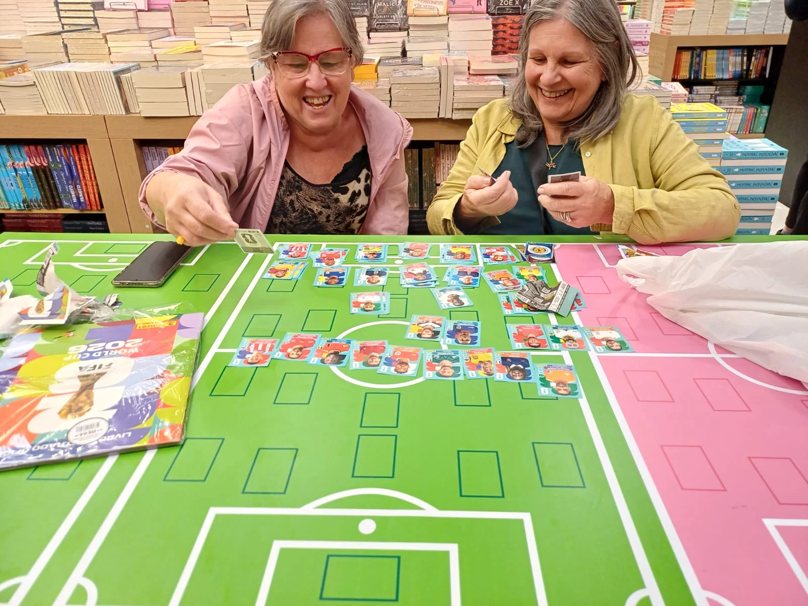 Troca de figurinhas vira ponto de encontro na Copa