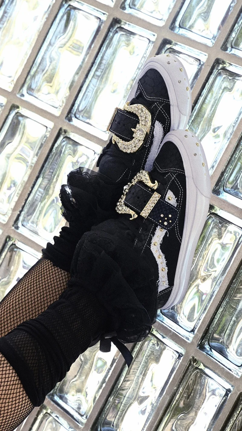 Vans e Metagirl reinventam Old Skool com estética Y2K de luxo