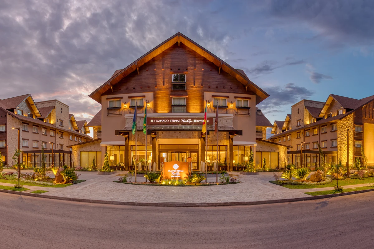 wyndham aposta no clima da copa e transforma resorts em arenas de diversao featured
