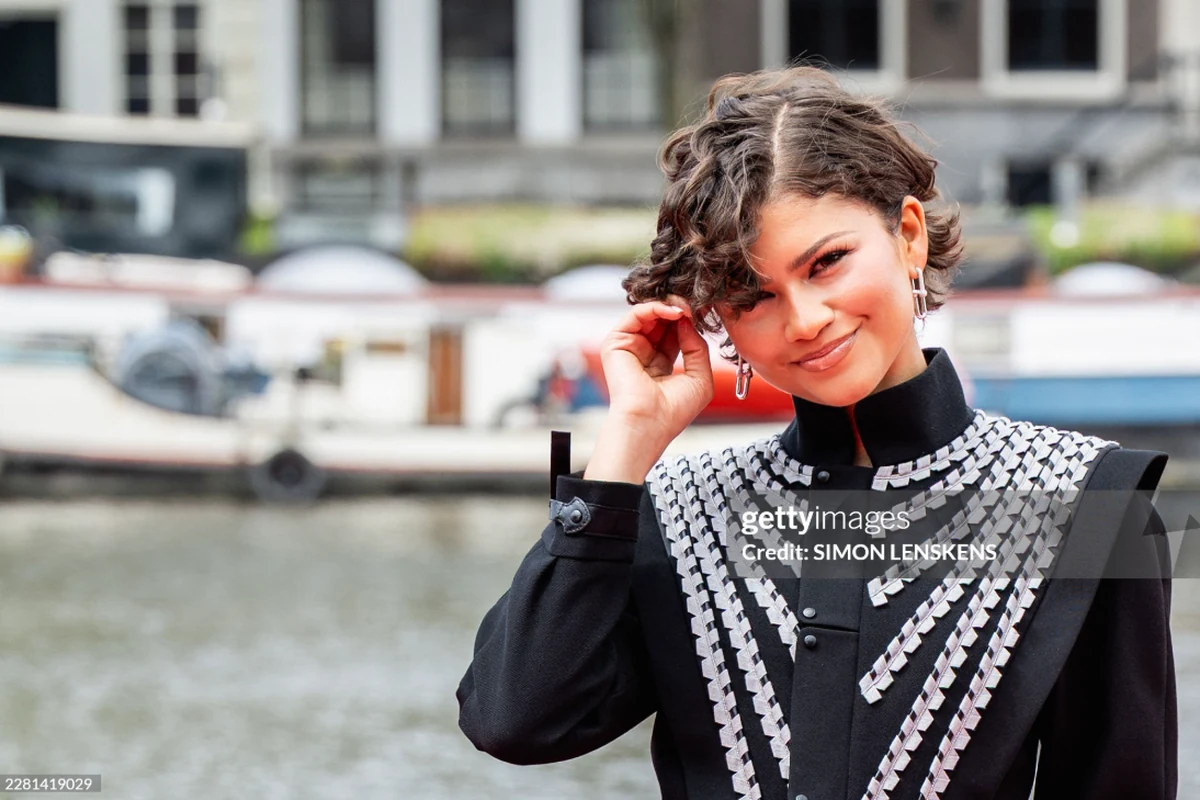 zendaya aposta em tiffany em novas imagens de homem aranha featured