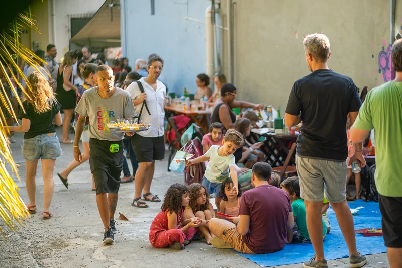 Bares no Rio se adaptam a pets e crianças e mudam rotina familiar