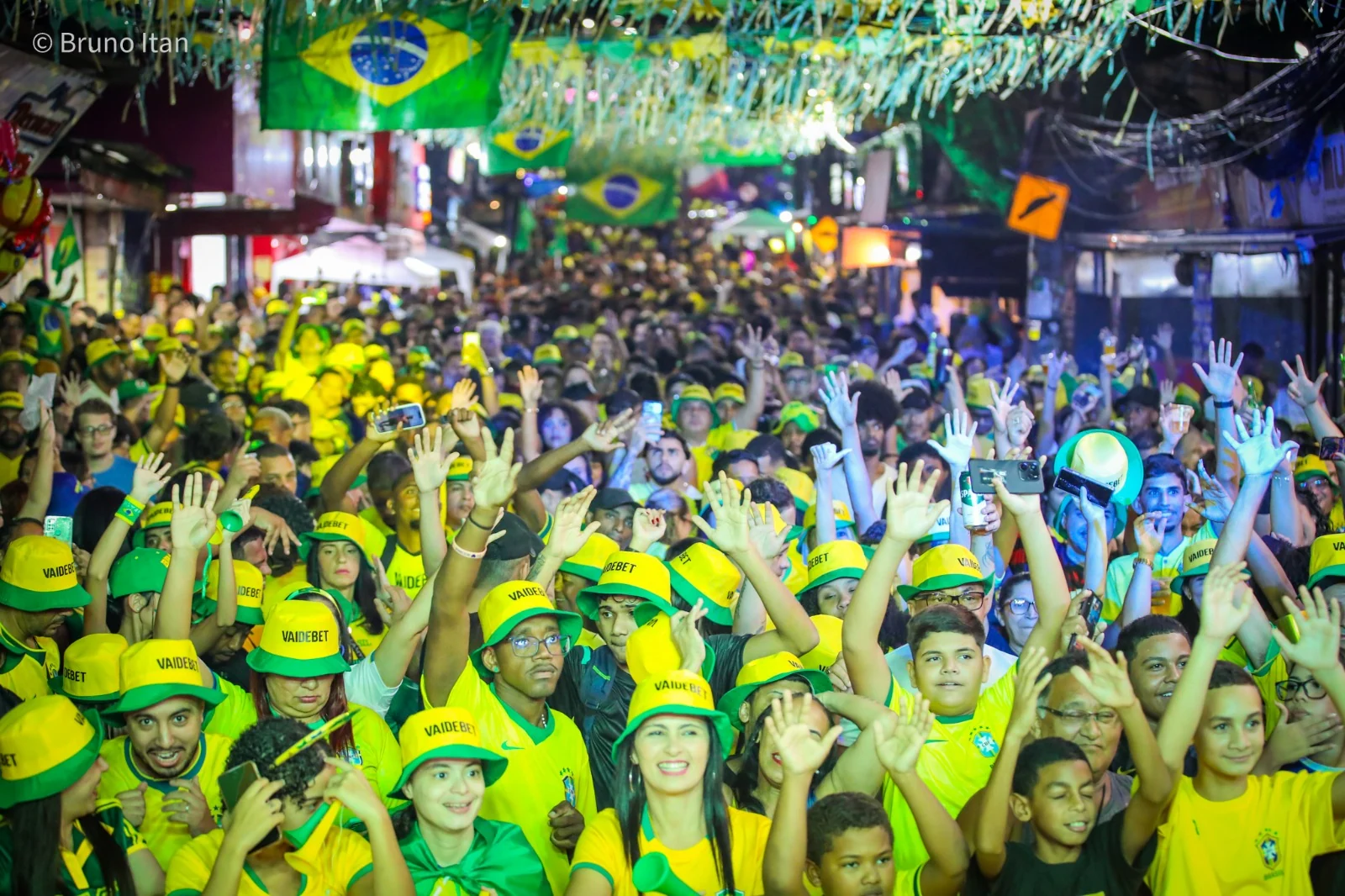 Bateria da Acadêmicos da Rocinha anima domingo de Copa na Via Ápia