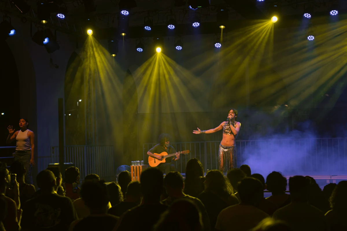 cesar soares revisita ney matogrosso em show intenso no dolores club featured
