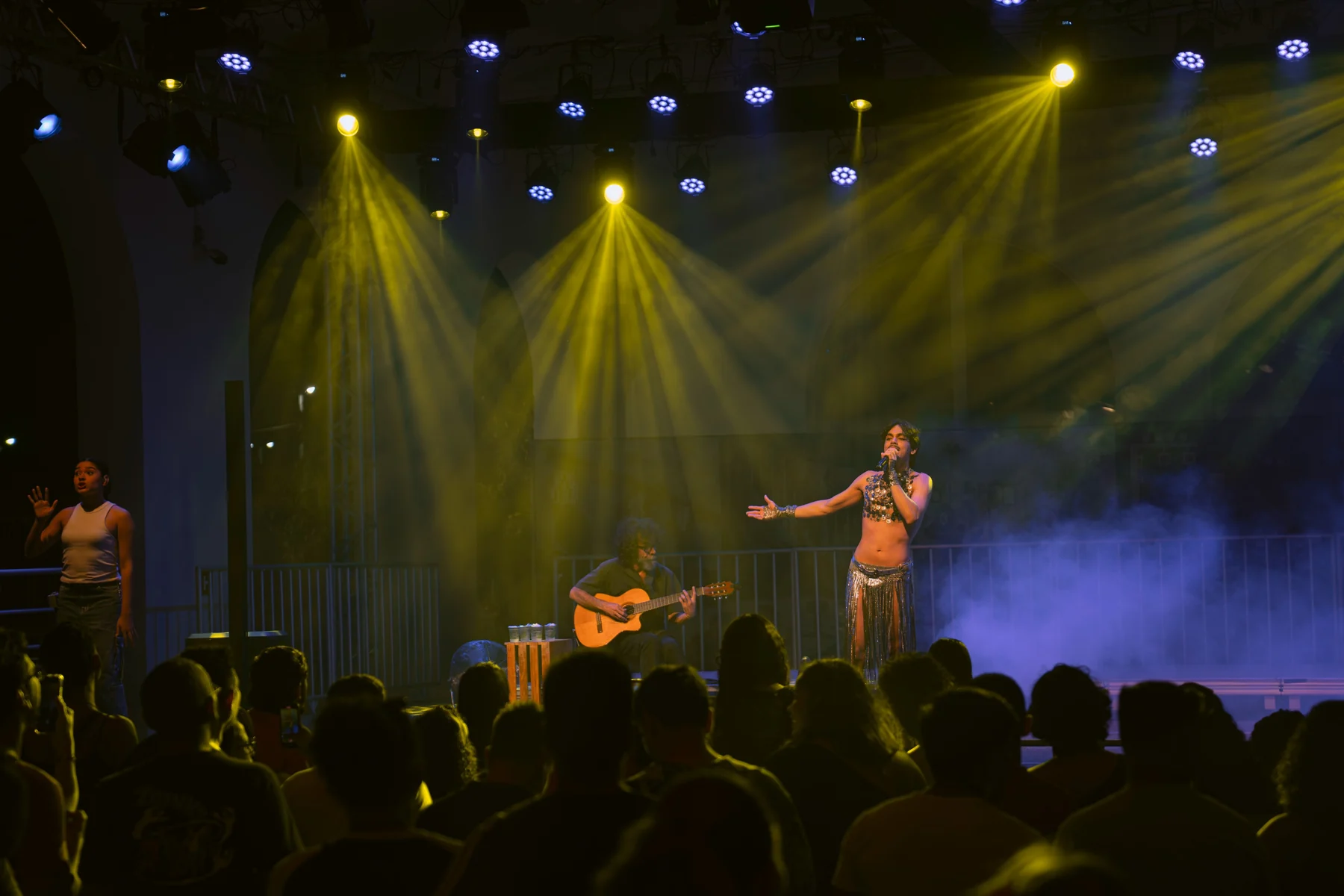 Cesar Soares revisita Ney Matogrosso em show intenso no Dolores Club