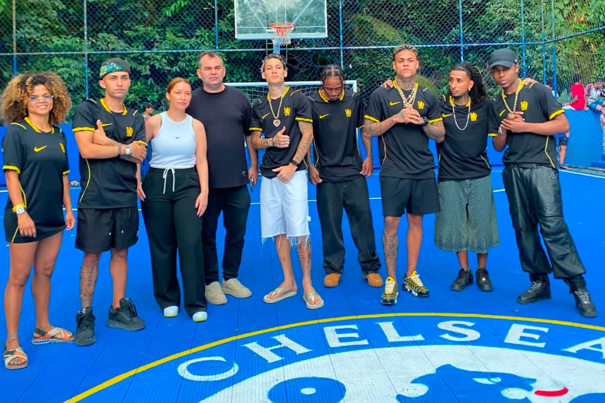chelsea reforma quadra na rocinha e leva artistas para lancar camisa featured