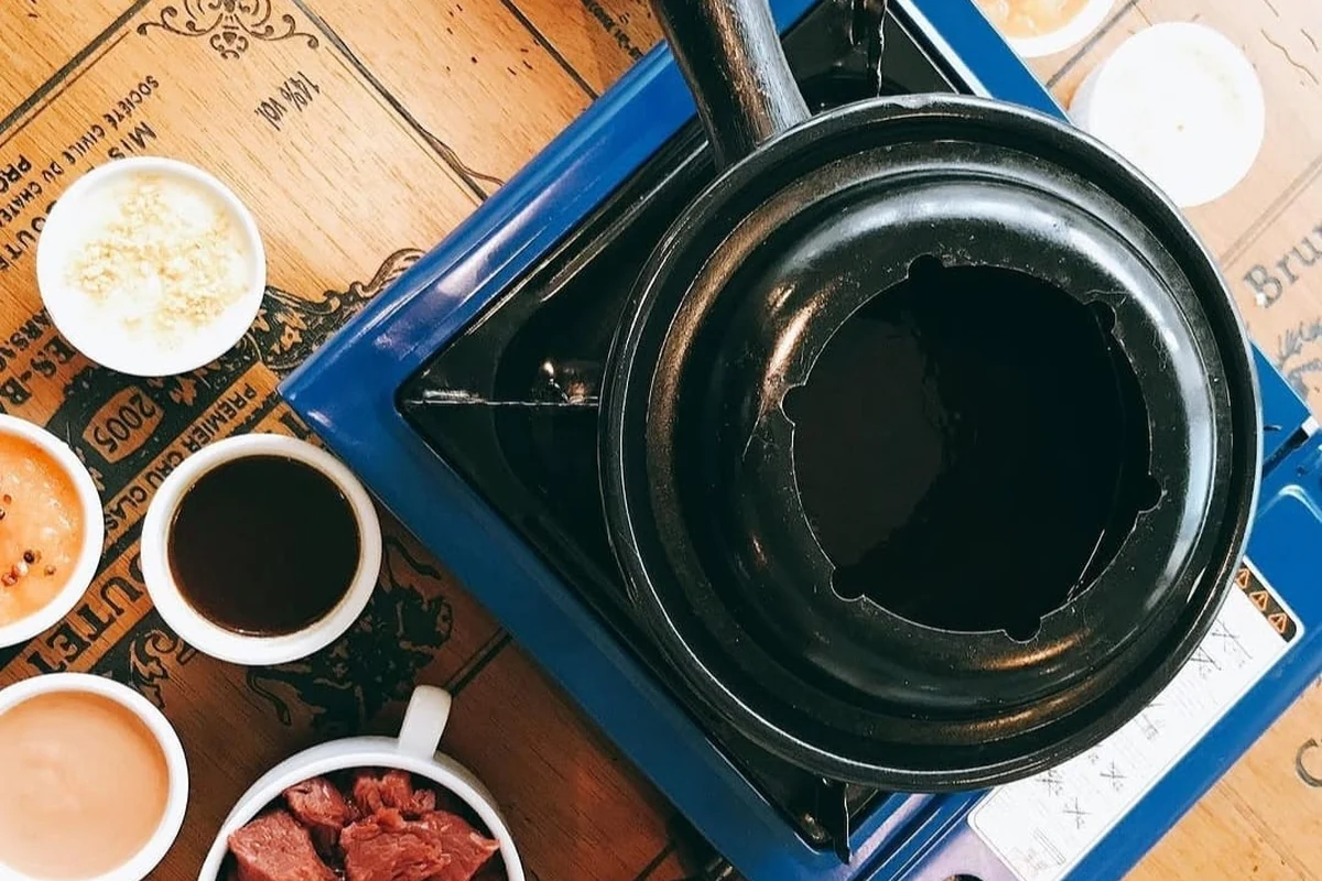 chez l ami martin lanca menu de fondues no fashion mall featured