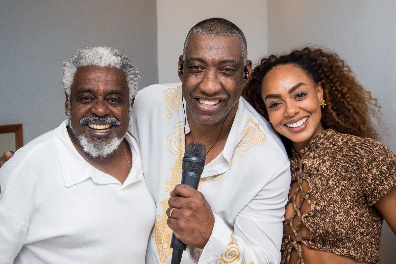 Dandara Mariana acompanha Romeu Evaristo em roda de samba no Rival 2 Dandara Mariana acompanha Romeu Evaristo em roda de samba no Rival