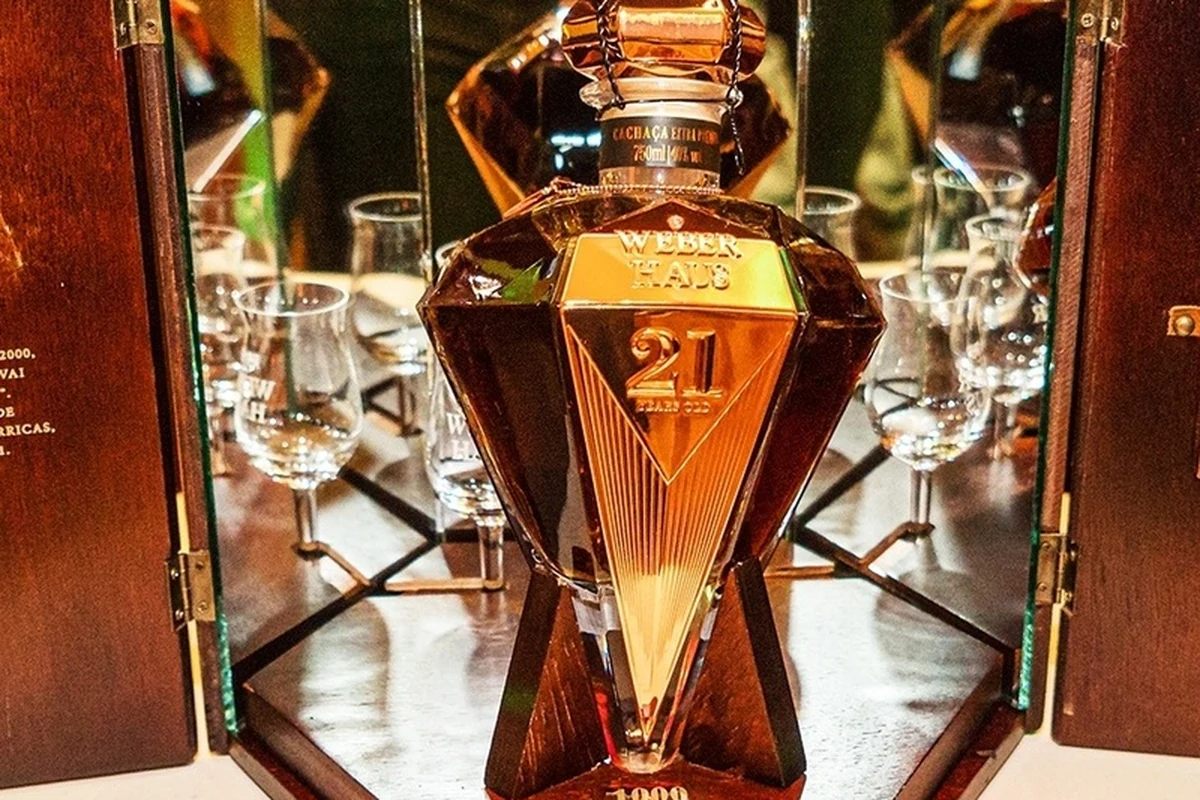 De R$ 25 a R$ 15 mil: feira expõe extremos da cachaça de r 25 a r 15 mil feira expoe extremos da cachaca featured